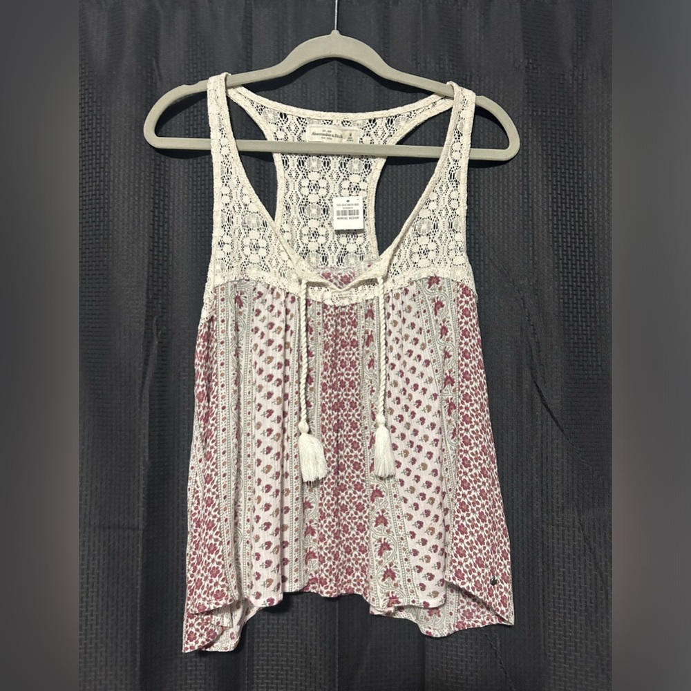 NEW Abercrombie and Fitch Lavender and Floral Blouse Size Medium